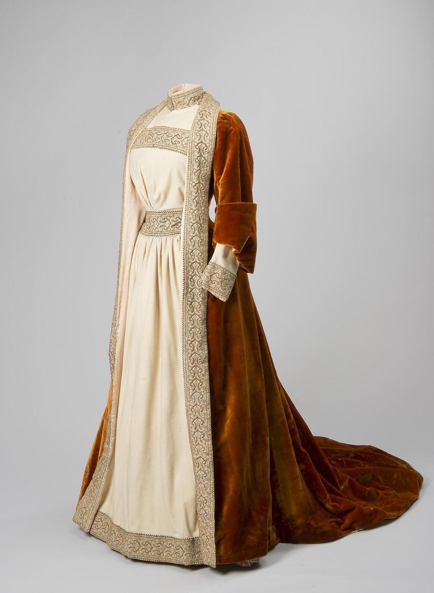 wikivictorian's tweet photo. Tea gown of Empress Maria Feodorovna, 1890. State Hermitage Museum. https://t.co/douAtDPFsP