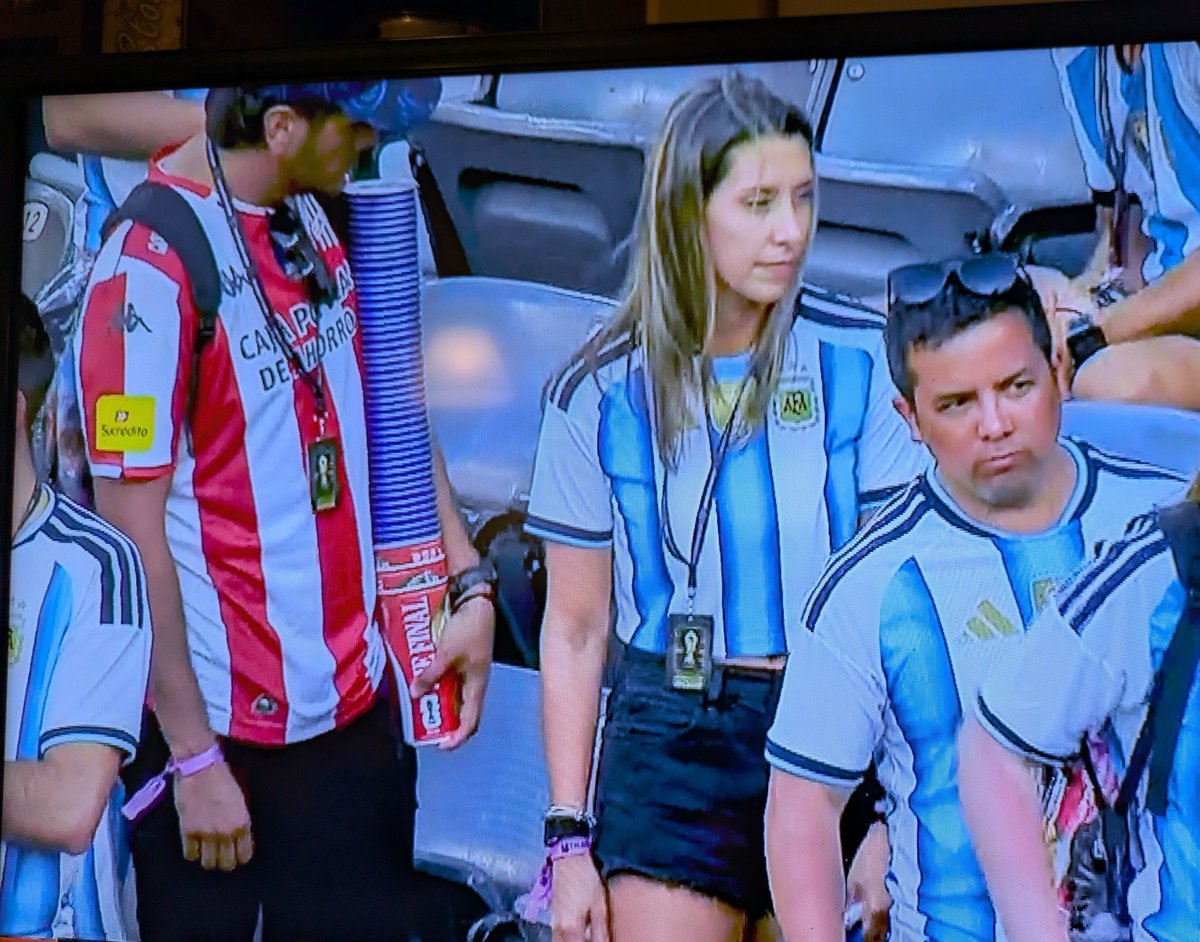 Porquettargasce's tweet photo. "Ejemplar"

Por este hincha de San Martín de Tucumán que antes de retirarse del estadio levanta la basura.

✍️ @radioSimoca https://t.co/YkAzRr4GM2