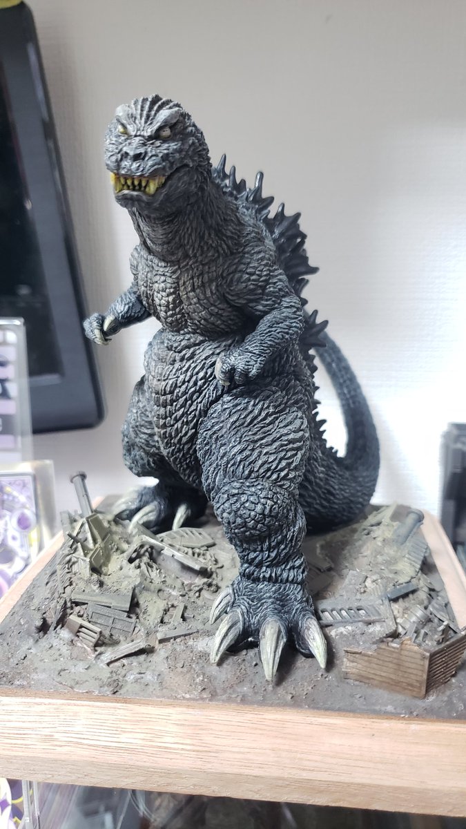 May0556's tweet photo. GMKゴジラの本質は「怒り」。
具体的には「戦争の恐ろしさを忘れた社会への怒り」なんですが、そういうメッセージを全面に出すのは好きではない(主張のためにゴジラを利用するのはおこがましいと思う)ので、あくまで、その「怒り」を想像しながら、自分がいちばん好きなゴジラに仕上げます。
#PLAfig https://t.co/MrA3g23Crm