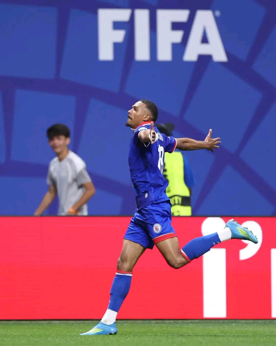 vantbefinfo's tweet photo. Wilson Isidor figure parmi les douze joueurs nommés pour le trophée du plus beau but de la Coupe du monde 2026. L’attaquant haïtien est récompensé pour sa superbe réalisation face au Maroc, une frappe lointaine et précise qui a marqué la campagne des Grenadiers. Ce but avait déjà été classé deuxième meilleure réalisation de la phase de groupes, derrière celui de l’Ouzbek Eldor Shomurodov contre la République démocratique du Congo. Désormais en concurrence avec plusieurs stars mondiales, dont Lionel Messi, Kylian Mbappé, Jude Bellingham et Erling Haaland, Wilson Isidor offre une nouvelle visibilité au football haïtien, malgré l’élimination de la sélection nationale dès le premier tour de la compétition.

#VBI