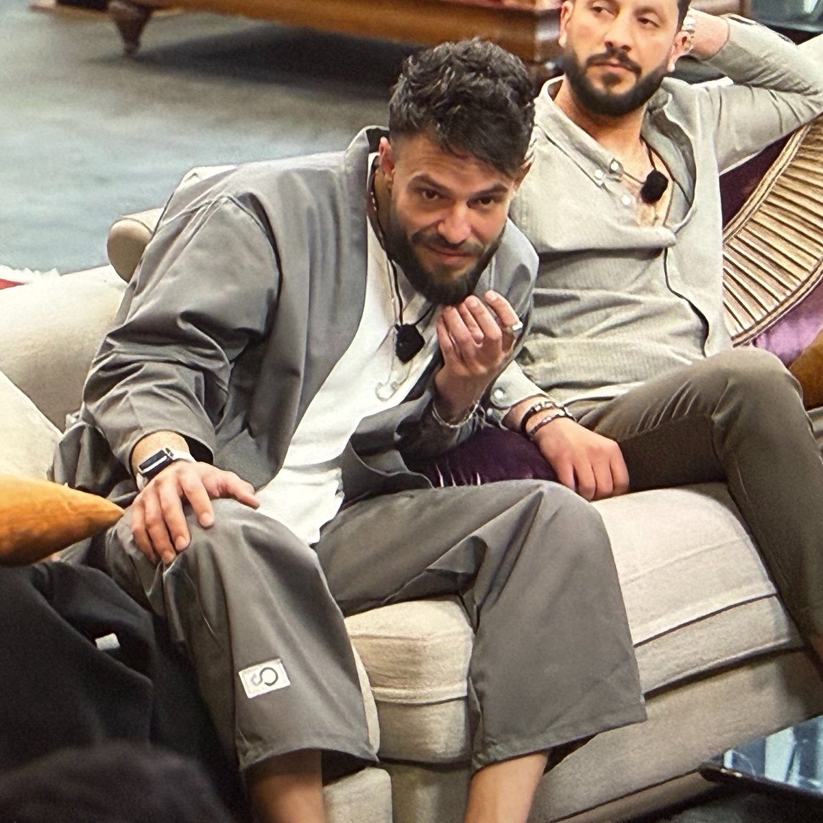 siriusreveur's tweet photo. رايح للعيال يقول ان مايا هي اللي تعطيه نظرات تمام؟
بس بنفس الوقت هذا هو لما مايا ساكتة وابتسام قاعدة فوق تتكلم
حرفيًا داني تجسيد الذكر اذا انرفض، مصيبة والله https://t.co/aHIZlCVBWw