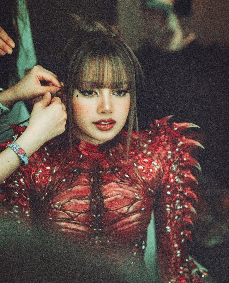TheStandardPOP's tweet photo. POP NEWS: สารคดีเรื่อง “Always Lalisa” ของผู้กำกับ Sue Kim เตรียมมี World Premiere ครั้งแรกที่เทศกาลภาพยนตร์ Toronto International Film Festival ครั้งที่ 51 ณ ประเทศแคนาดา เดือนกันยายนนี้
.
สารคดีเรื่องนี้จะถ่ายทอดเรื่องราวของ LISA ในช่วงเวลาต่างๆ ที่ลุยผลงานเดี่ยว ไม่ว่าจะเป็นโมเมนต์ชีวิตส่วนตัว การทำงานในเวทีระดับโลก ไปจนถึงการเริ่มทำงานการแสดงในซีรีส์ The White Lotus
 
โดย LISA เคยกล่าวในแถลงการณ์เปิดตัวโปรเจกต์นี้ว่า “ปีที่ผ่านมาเป็นปีที่ยอดเยี่ยมสำหรับฉันมากๆ ฉันโชคดีที่มีโอกาสได้เก็บช่วงเวลาอันแสนพิเศษเหล่านั้นไว้ในภาพยนตร์ และแบ่งปันเรื่องราวเหล่านี้กับแฟนๆ ของฉัน การทำงานกับผู้กำกับ Sue Kim เป็นเรื่องที่สนุกมาก เราได้เดินทางไปทั่วโลกด้วยกัน และฉันก็รู้ว่านี่เป็นแค่เพียงจุดเริ่มต้นของสิ่งที่น่าตื่นเต้นมากมายที่กำลังจะตามมาในอนาคต”
.
#LISA
#AlwaysLalisa
#TheStandardPop