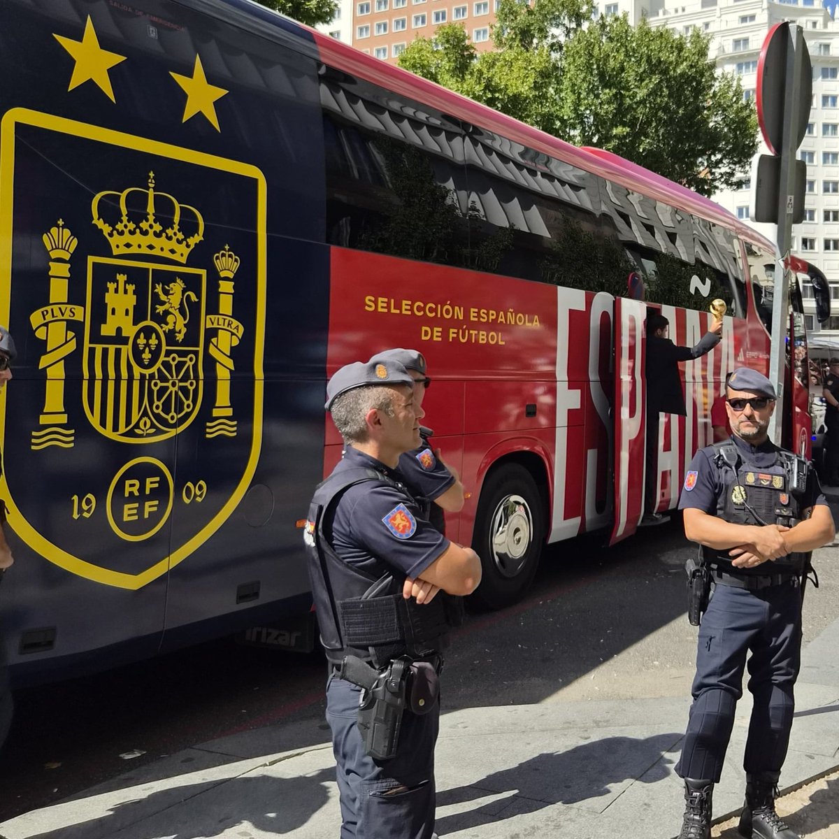 policia's tweet photo. Sí
Sí
Sí

¡La Copa ya está aquí! 🏆

Disfruta mucho de la jornada histórica de hoy y...

💧 Mantente bien hidratado
☀️ Protégete del calor 
👨‍👩‍👧‍👦 No pierdas de vista a los menores
🫶🏻 Respeta a los demás
👮🏻‍♀️👮🏻‍♂️ Haz caso a nuestras indicaciones

#EstamosPorTi
#VamosEspaña 🇪🇸 https://t.co/4k4sFKPWdA
