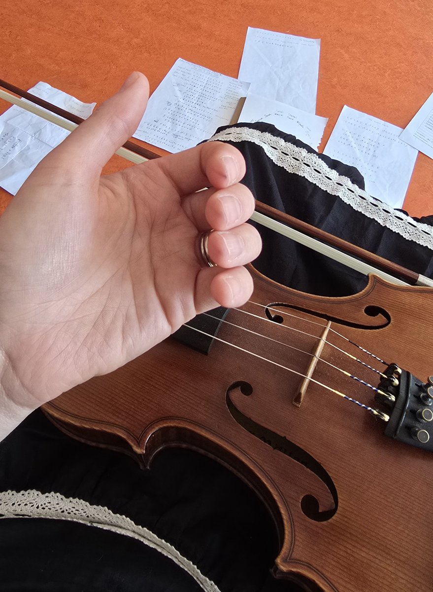 ZoeConwayfiddle's tweet photo. Is it even summer if you don't have black string marks on your fingers?! ๐คฃ
#fiddleplayerproblems #fiddleplayer #irishfiddle #livemusic #fiddle #violin #Ireland https://t.co/LX8OhwUI7T
