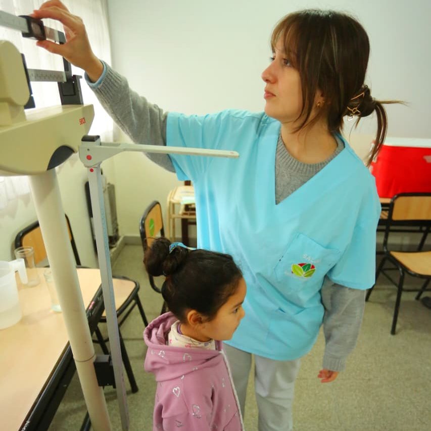 MunicipioEE's tweet photo. 🏥 En el CIC Parish Robertson de #LuisGuillón realizamos un nuevo operativo de salud para acercar atención pediátrica y vacunación de calendario y contra el COVID-19 a la comunidad, 🙌🏽  con servicios gratuitos cerca de los hogares de las vecinas y los vecinos. 💉
#ElegimosEstar https://t.co/Qa1j6oeTZV