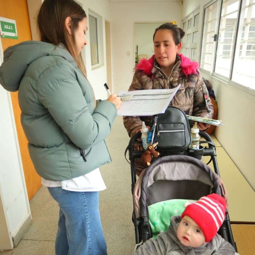 MunicipioEE's tweet photo. 🏥 En el CIC Parish Robertson de #LuisGuillón realizamos un nuevo operativo de salud para acercar atención pediátrica y vacunación de calendario y contra el COVID-19 a la comunidad, 🙌🏽  con servicios gratuitos cerca de los hogares de las vecinas y los vecinos. 💉
#ElegimosEstar https://t.co/Qa1j6oeTZV