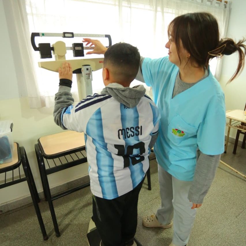 MunicipioEE's tweet photo. 🏥 En el CIC Parish Robertson de #LuisGuillón realizamos un nuevo operativo de salud para acercar atención pediátrica y vacunación de calendario y contra el COVID-19 a la comunidad, 🙌🏽  con servicios gratuitos cerca de los hogares de las vecinas y los vecinos. 💉
#ElegimosEstar https://t.co/Qa1j6oeTZV