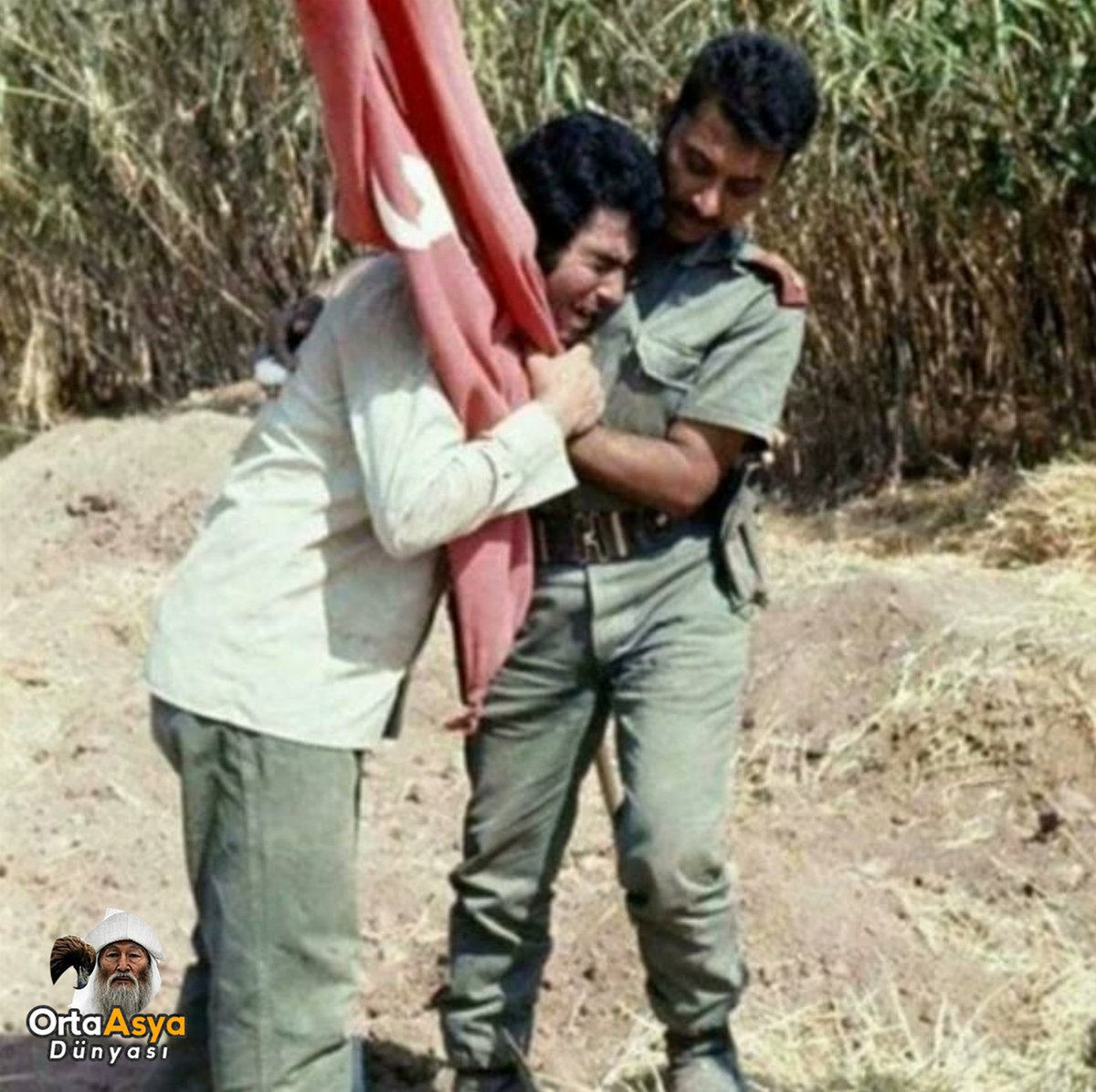 TurkunDunyasi's tweet photo. 1974; #KıbrısBarışHarekatı döneminde, Türk bayrağını ve Türk askerini görünce mutluluktan ağlayan bir Kıbrıs Türkü. https://t.co/mc9vIBGxt4