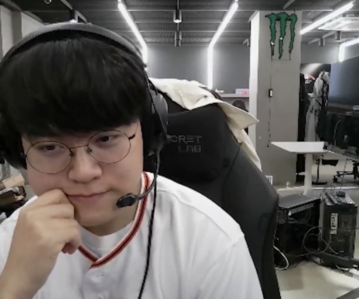 formyharu__'s tweet photo. 구마유디님 볼이 말랑말랑 https://t.co/VN8cptlAlC