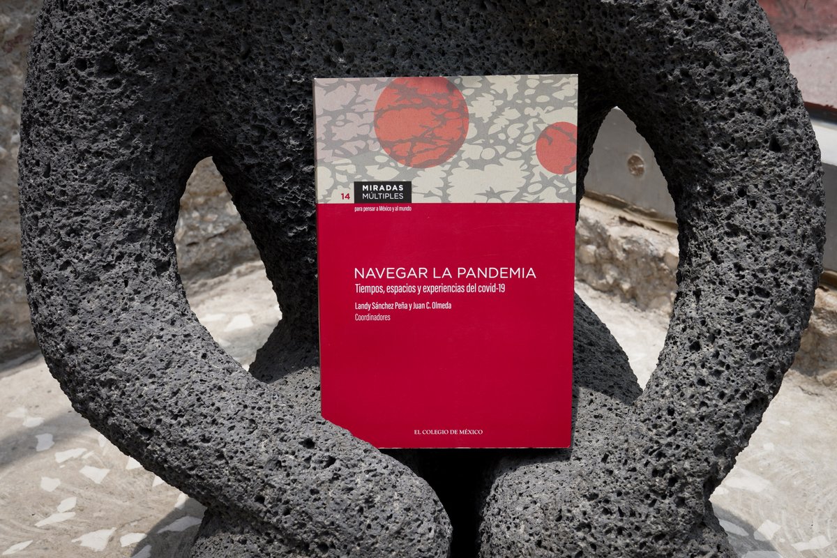 elcolmex's tweet photo. Novedad editorial 📚
Navegar la pandemia. Tiempos, espacios y experiencias del covid-19, de Landy Sánchez Peña y @juancolmeda (coordinadores).
Adquiérelo en el sitio web de @LibrosColmex: https://t.co/8MFuItjI9X
Esta obra colectiva desafía la narrativa de una pandemia unívoca mediante un análisis que articula cuatro ejes fundamentales: las temporalidades diferenciadas de la crisis, los espacios múltiples donde se habitó la emergencia, la diversidad de las respuestas públicas implementadas y la construcción de múltiples futuros poscovid-19. 
@BiblioColmex @CEDUAcolmex @CEIColmex