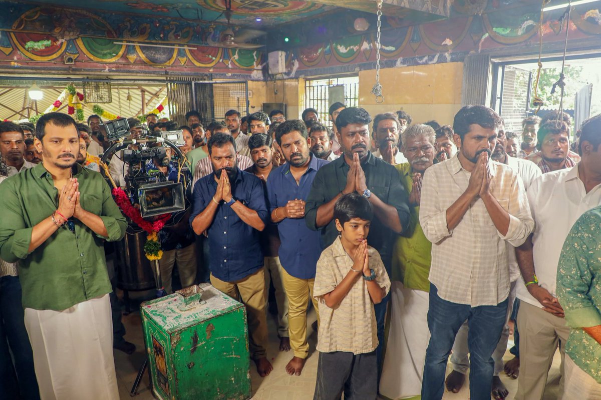 rameshlaus's tweet photo. கருப்பண்ண சாமி அருளால் தொடங்கும் தகப்பன்.
#Thagappan - Shoot commences 🎬✨
@larkstudios1 @JiivaOfficial @rajisha_vijayan @LakshmyRamki @VenkatRadhaKri1 @dopmsukumar @Inagseditor @MaheshMathewMMS #BalaKumar @prithivipradeep @kumarkarupannan @thinkmusicindia @proyuvraaj https://t.co/JYLsl9KNP0