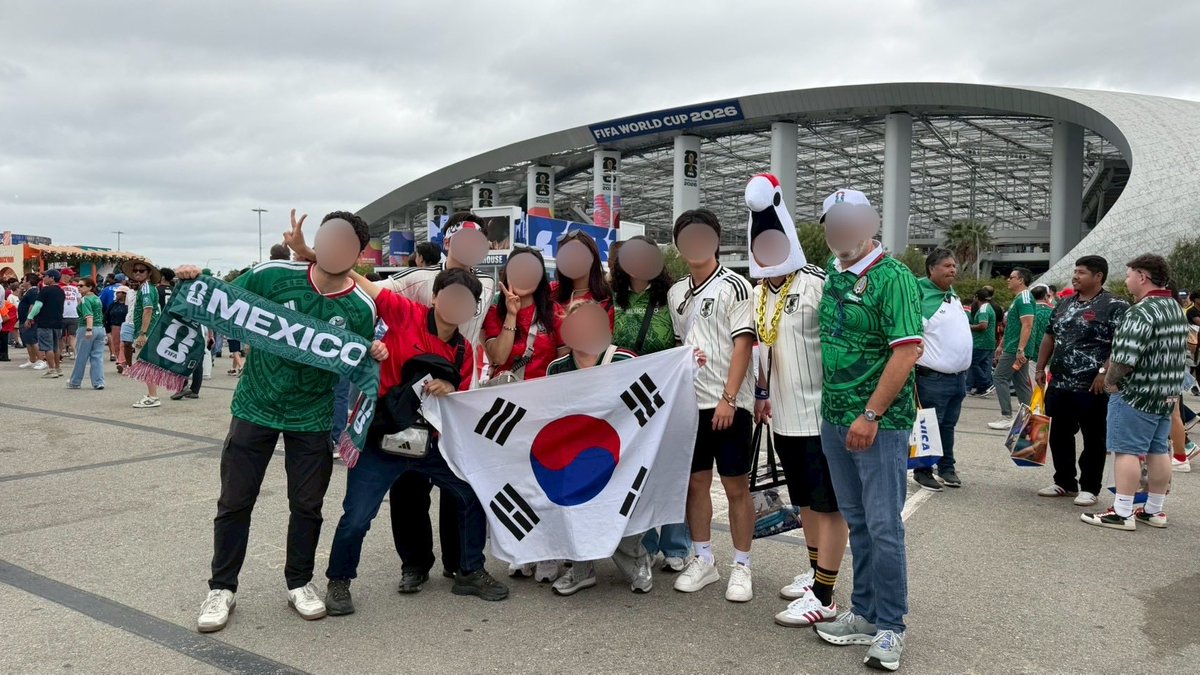 shu_na_yu_yu's tweet photo. FIFA World Cup
カナダ代表 - 南アフリカ代表

キヅールと外国サポ。 https://t.co/ls2mgnpIKr