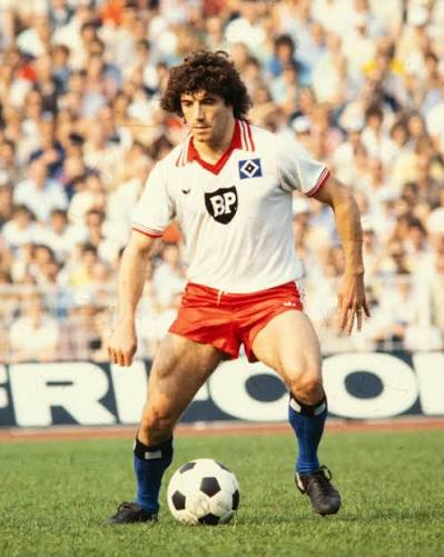 OliverFlesch69's tweet photo. Was für ein Spieler aus was für einer Zeit

Der HSV war deutscher Meister und Europapokalsieger, die Nationalmannschaft Europameister, in der ersten Elf durften nur zwei Ausländer spielen und auf den Rängen herrschte noch echte Stimmung, nicht – wie heute – dieses neunzigminütige Gesinge der ewig besoffenen Brüllorks („Ultras“). 

Ich war damals, als kleiner Junge, oft beim HSV-Training und habe mir Autogramme meiner Lieblingsspieler geholt. Auch von Kevin. An irgendwelche Einzelheiten kann ich mich aber leider nicht mehr erinnern. 

Kevin Keegan, einer der besten Spieler seiner Zeit, starb heute mit 75 Jahren an den Folgen einer Krebserkrankung.