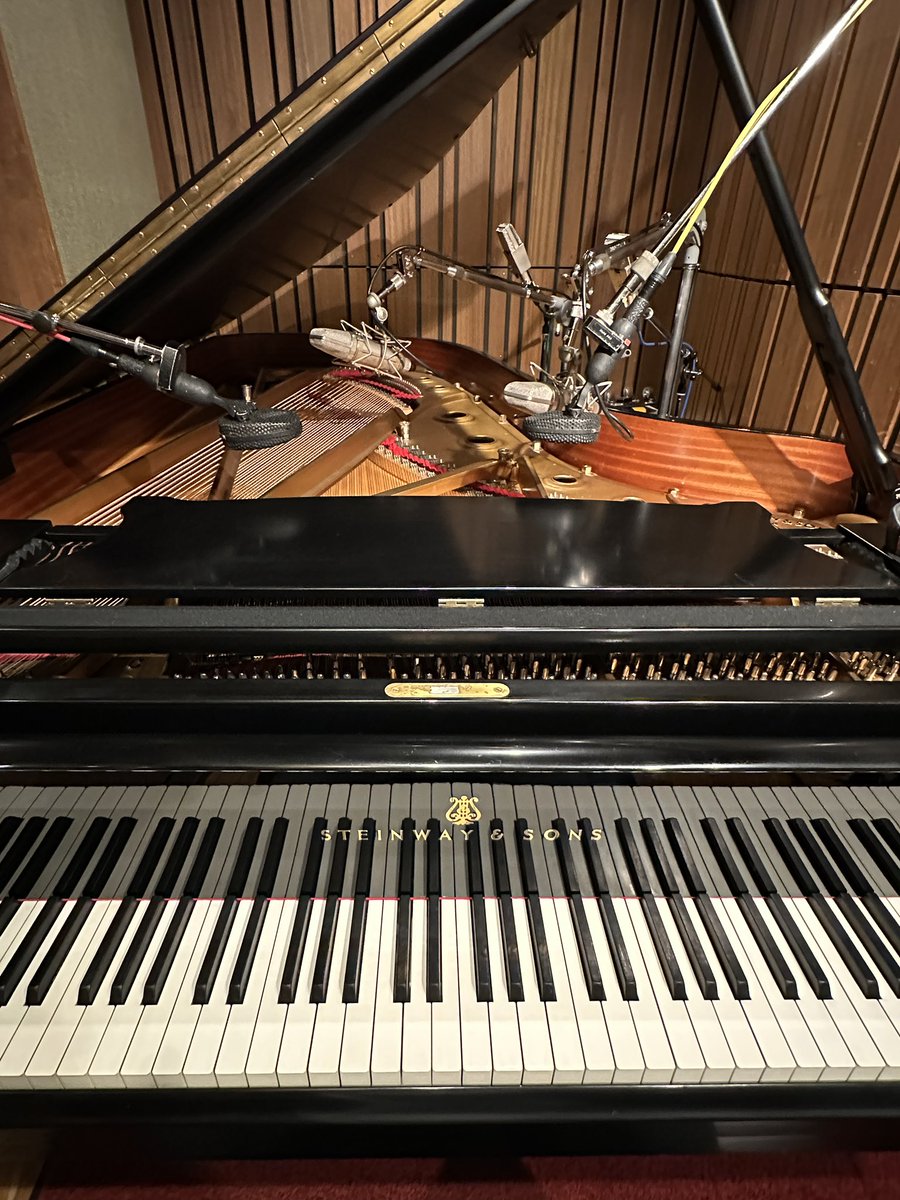 Toshiyuki_Mori's tweet photo. 今日も良いピアノを良い音で録っていただきました。ここのスタインウェイは木の音がしっかり伝わってきて繊細な音色がするから大好きなんです。自分のような者のタッチにもしっかりとついてきてくれる。1stのも2stのも。そういうRecスタジオとピアノ、もはやとても貴重です。自分に合うのは都内に5つほどしかなくなってきました。