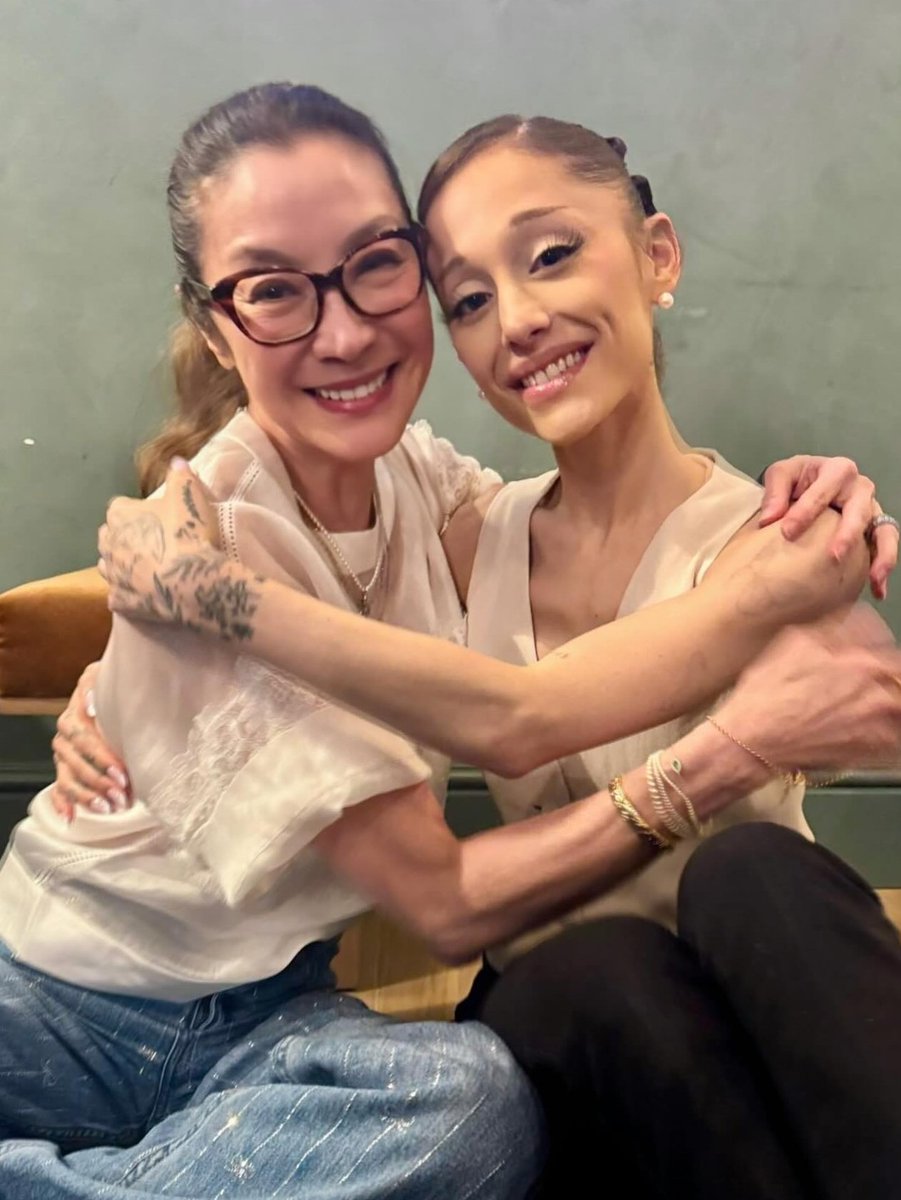tracklist's tweet photo. Ariana Grande e Michelle Yeoh juntas em novas fotos. https://t.co/fcz1Irqh6z