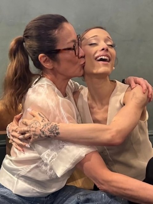 tracklist's tweet photo. Ariana Grande e Michelle Yeoh juntas em novas fotos. https://t.co/fcz1Irqh6z