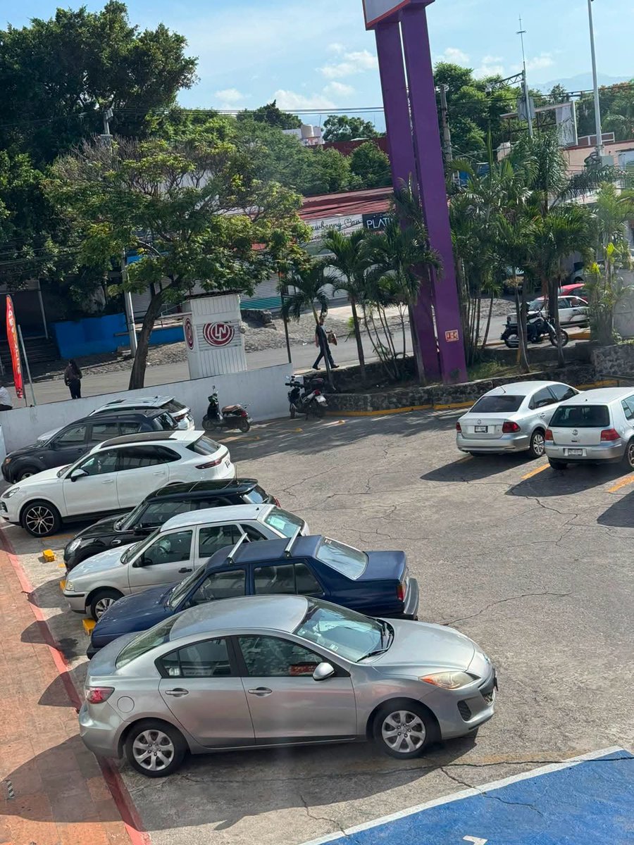 _ReporteMorelos's tweet photo. 🚨 #ÚltimaHora 

Reportan el asalto a una casa de cambio ubicada en Plaza San Diego de #Cuernavaca.

Los primeros informes señalan que dos sujetos a bordo de una motocicleta habrían participado en el atraco y posteriormente huyeron del lugar con rumbo desconocido.

En breve más información.