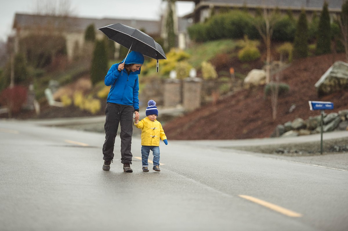 dxr94012's tweet photo. A stranger stopped their car to help me push my broken bike home in the rain today—kindness like this made my whole week. https://t.co/KX7uy7cBQc
