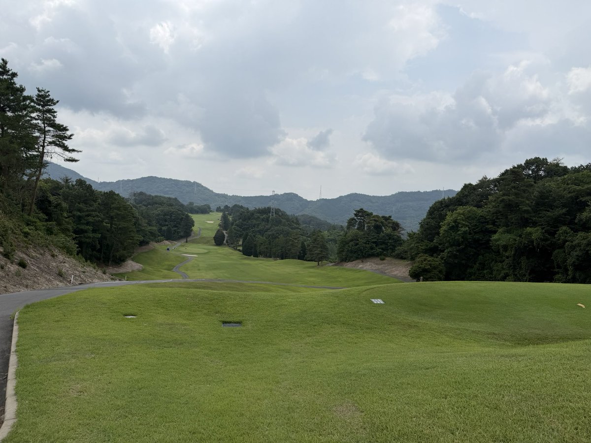 1994_kyon's tweet photo. 朝から雲が厚めで日差しはマシだったけど、蒸し暑くて汗だく💦
前回は汗で首周りがかぶれたので、汗拭きシートを活用したら、���のところ大丈夫そう😌
東広島カントリークラブ
前回の月例Cクラスで2位賞とベスグロ賞で商品券ゲット👍 https://t.co/xEAsQXOuhQ