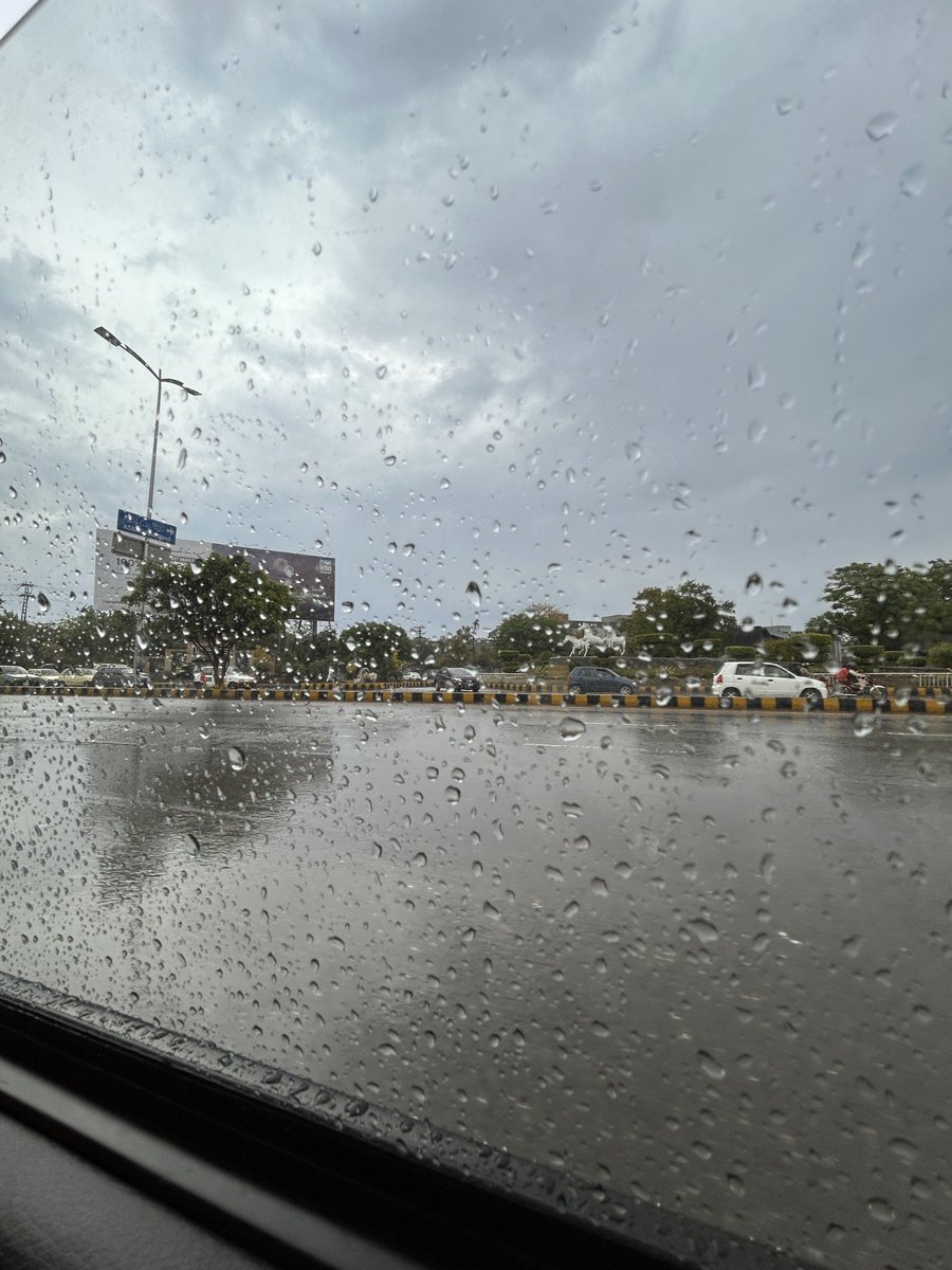 tturrrtlee's tweet photo. Dusri baarish mai mitti ki khushboo nhi aati https://t.co/LbfgddNjRV