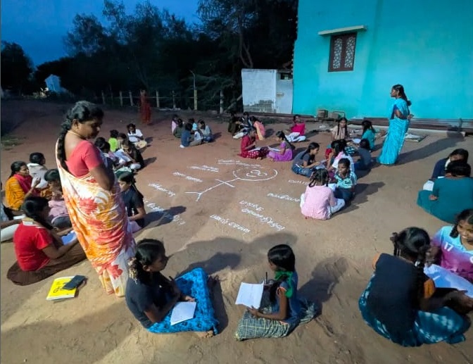 padgom2024's tweet photo. 🌱 Learning into action!

PAD's PRA training with Dr. Stephen (Aston University, UK) strengthened self-awareness and participatory facilitation, with learning immediately applied in the Soorankudi Adolescent Group.

#PAD #PRA #LearningInAction #YouthEmpowerment https://t.co/HbuafgY5GK