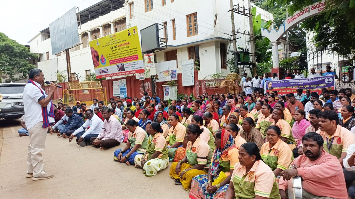 HDMetroCity's tweet photo. Dharwad witnessed a massive protest demanding Metropolitan status for Hubballi–Dharwad. The association warned that bifurcation would impact employee benefits and nearly 200 jobs, giving the Government 15 days to respond before calling for a Dharwad Bandh.

#DeclareHDMetroCity https://t.co/wFmWEXxcEx
