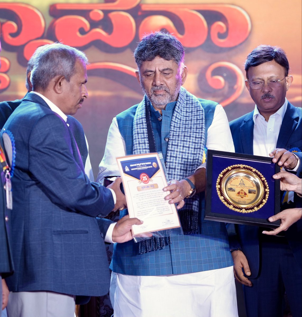 DKShivakumar's tweet photo. ಬೆಂಗಳೂರಿನ ಜ್ಞಾನ ಜ್ಯೋತಿ ಸಭಾಂಗಣದಲ್ಲಿ ಇಂದು ನಡೆದ ಕರ್ನಾಟಕ ವಿದ್ಯುತ್ ನಿಗಮ ನಿಯಮಿತದ 57ನೇ ಸಂಸ್ಥಾಪನಾ ದಿನಾಚರಣೆಯ ಉದ್ಘಾಟನಾ ಸಮಾರಂಭದಲ್ಲಿ ಮಾನ್ಯ ಇಂಧನ ಸಚಿವರಾದ ಶ್ರೀ ಕೆ.ಜೆ. ಜಾರ್ಜ್ ಅವರೊಂದಿಗೆ ಭಾಗವಹಿಸಿ, ದೀಪ ಬೆಳಗಿಸುವ ಮೂಲಕ ಕಾರ್ಯಕ್ರಮವನ್ನು ಉದ್ಘಾಟಿಸಿದೆ. ನಮ್ಮ ರಾಜ್ಯದ ಇಂಧನ ವಲಯದ ಸುಸ್ಥಿರ ಬೆಳವಣಿಗೆಗೆ ನಿಗಮದ ಕೊಡುಗೆ ಅಪಾರವಾದದ್ದು.