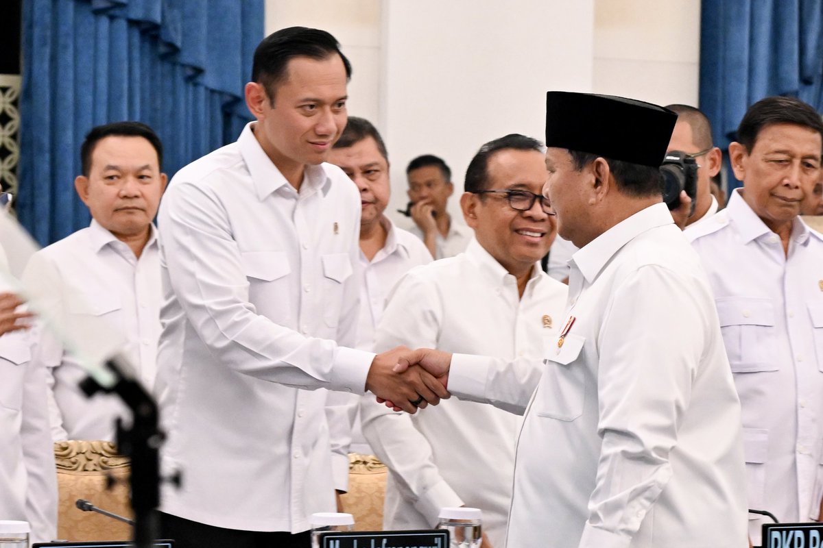 AgusYudhoyono's tweet photo. Di tengah berbagai dinamika dan ketidakpastian global, pemerintah harus tetap fokus bekerja dan memastikan agenda pembangunan nasional terus berjalan. Hari ini (20/7), bersama jajaran Kabinet Merah Putih, saya menghadiri Sidang Kabinet Paripurna Pertengahan Tahun 2026 yang dipimpin langsung oleh Presiden @prabowo di Istana Negara.

Bapak Presiden mengingatkan agar kita tidak gentar menghadapi berbagai tantangan. Setiap persoalan harus dihadapi dengan tenang, kerja keras, dan solusi yang konkret, sambil terus menjaga optimisme terhadap kekuatan dan masa depan Indonesia.

Pesan tersebut menjadi pegangan kami dalam mengawal pembangunan infrastruktur dan kewilayahan. Masih banyak pekerjaan yang harus dituntaskan, mulai dari memperkuat konektivitas, ketahanan pangan, air dan energi, penyediaan infrastruktur dasar dan perumahan, hingga mendorong pemerataan pembangunan yang berkelanjutan.

Bersama @KemenkoInfra, kami akan terus bekerja dan berkolaborasi agar pembangunan semakin mampu menjawab kebutuhan masyarakat dan memberikan manfaat nyata bagi kemajuan Indonesia. Foto: BPMI