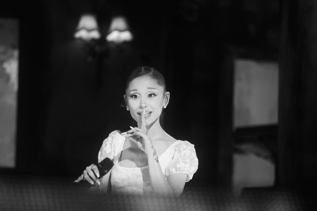 TeamArianaHQ's tweet photo. when ariana grande tells you to sit in silence , you sit in silence. https://t.co/m684vBUelm