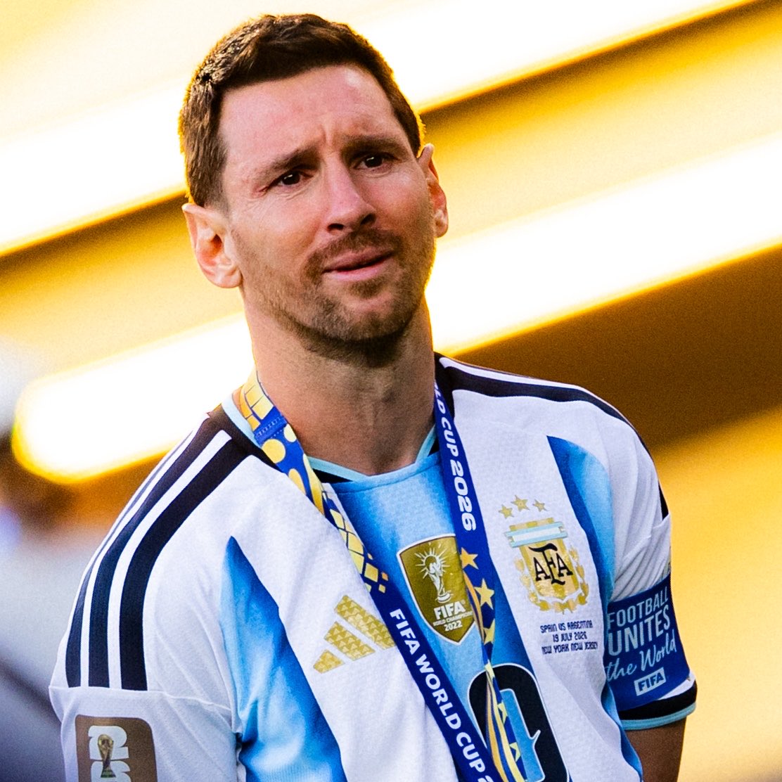 AndreiDubois's tweet photo. Messi termina su carrera en los mundiales con un título y jugando tres finales. Cristiano Ronaldo termina su carrera en los mundiales siendo una decepción en todas sus participaciones. https://t.co/arbAwq16a3