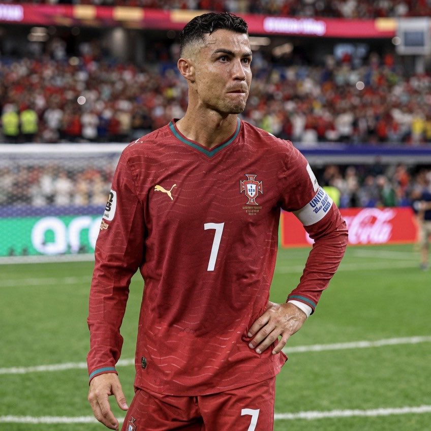 AndreiDubois's tweet photo. Messi termina su carrera en los mundiales con un título y jugando tres finales. Cristiano Ronaldo termina su carrera en los mundiales siendo una decepción en todas sus participaciones. https://t.co/arbAwq16a3
