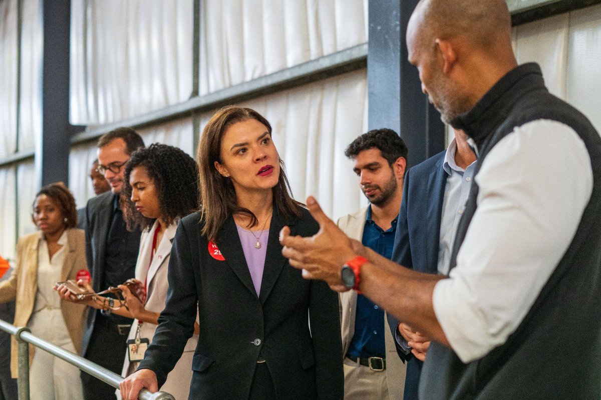 USAmbMoz's tweet photo. Recentemente visitei a fábrica da @CocaCola Beverages Moçambique, na Matola, para conhecer as suas operações e conversar sobre o ambiente de negócios, a produção industrial e o desenvolvimento de competências em Moçambique. 

Durante a visita, aprendi como Coca-Cola está a criar oportunidades para jovens profissionais e investir na formação de talento moçambicano, contribuindo para uma força de trabalho cada vez mais qualificada, competitiva e preparada para alcançar elevados níveis de desempenho. 
 
A fábrica opera de acordo com rigorosos padrões internacionais de qualidade, segurança e eficiência. Esse compromisso com a excelência reflecte valores associados às melhores práticas empresariais americanas e demonstra como o investimento no capital humano e em processos de alta qualidade pode apoiar o desenvolvimento industrial de Moçambique.  
 
Agradeço à equipa da Coca-Cola Beverages Moçambique pela recepção e pela oportunidade de conhecer melhor as suas operações. 

#USMZ #EstamosJuntos