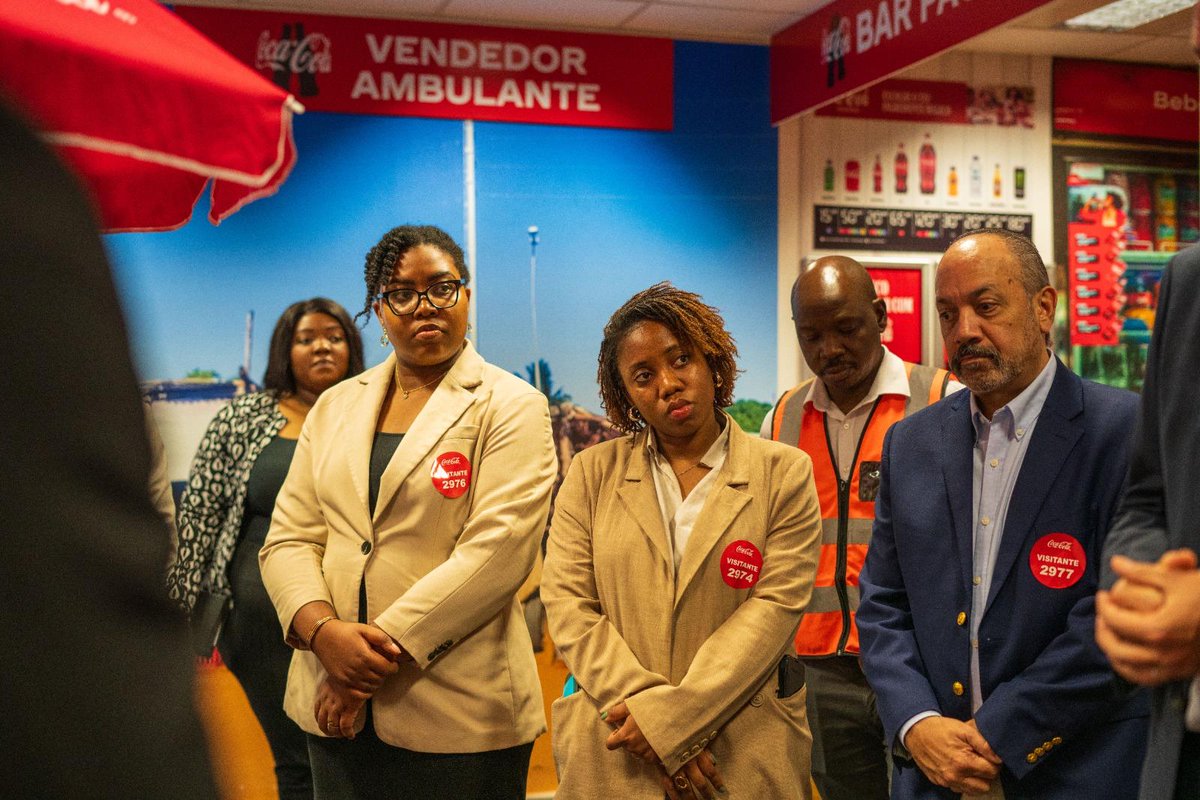 USAmbMoz's tweet photo. Recentemente visitei a fábrica da @CocaCola Beverages Moçambique, na Matola, para conhecer as suas operações e conversar sobre o ambiente de negócios, a produção industrial e o desenvolvimento de competências em Moçambique. 

Durante a visita, aprendi como Coca-Cola está a criar oportunidades para jovens profissionais e investir na formação de talento moçambicano, contribuindo para uma força de trabalho cada vez mais qualificada, competitiva e preparada para alcançar elevados níveis de desempenho. 
 
A fábrica opera de acordo com rigorosos padrões internacionais de qualidade, segurança e eficiência. Esse compromisso com a excelência reflecte valores associados às melhores práticas empresariais americanas e demonstra como o investimento no capital humano e em processos de alta qualidade pode apoiar o desenvolvimento industrial de Moçambique.  
 
Agradeço à equipa da Coca-Cola Beverages Moçambique pela recepção e pela oportunidade de conhecer melhor as suas operações. 

#USMZ #EstamosJuntos