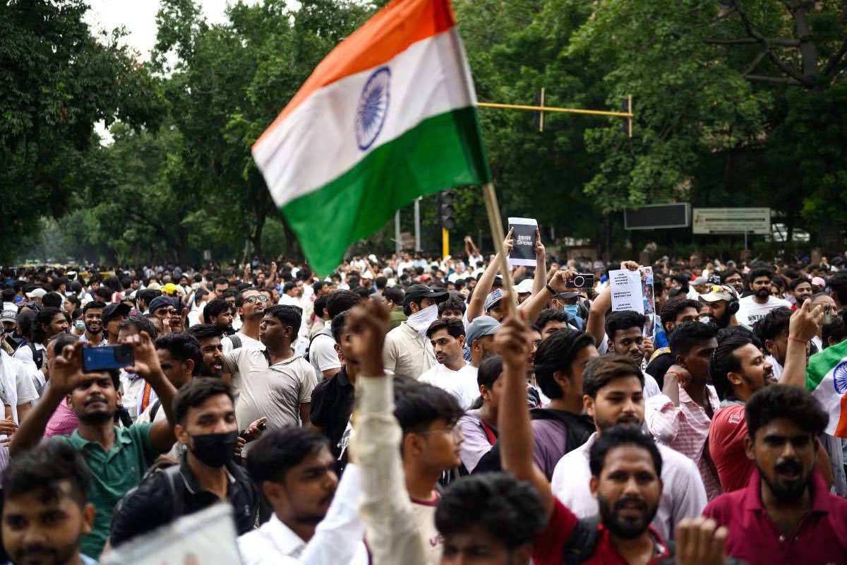 HelloSamiBro's tweet photo. Whats going on india? students are attacked by police. 

#cjp_पार्टी https://t.co/0Mw6TtAefl