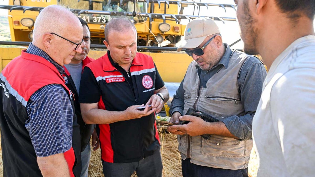 kayseritarimorm's tweet photo. 📍 KAYSERİ

🌾 Hasatta Her Dane Milli Servettir...

İlimizde hububat hasat sezonunun başlamasıyla Melikgazi ilçemizde, İl Müdürümüz Sayın Bülent SAKLAV, İl Müdür Yardımcımız Ergün TUĞLUK ve İlçe Müdürümüz Murat ÜRKER tarafından biçerdöver hasat kontrolleri gerçekleştirildi. 
Üreticilerimizin emeğini korumak ve dane kayıplarını önlemek amacıyla biçerdöverlerin teknik ayarları, operatör belgeleri ve çalışma standartları denetlenmektedir.

🌾 Hasadımız Bereketli, Kazancınız Bol Olsun!

🧯 2 Adet Yangın Söndürme Tüpü
🚜💧 Enaz 3 tonluk Su Tankeri
🔥 Anız Yakmayalım! 
🛑 Yangına DUR de!
📲 112 Acil Çağrı

👨🌾 🚜 Alın teri tarlada kalmasın, bereket yangına dönüşmesin.

@ibrahimyumakli @gokmen_cicek_ @BulentSaklav @TCTarim @kayserivaliligi