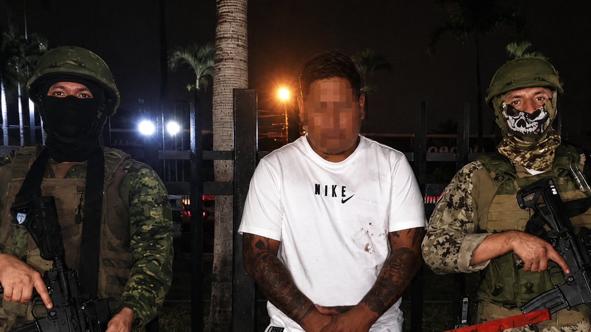 24_7ec's tweet photo. 🚨 ¡CAYÓ UN PESO PESADO! Las Fuerzas Armadas y el CNI capturaron en Guayaquil a alias "Matón de Daule", cabecilla de los Chone Killers. ¡Estaba armado y con droga! 🛑🔫
Lee más aquí: https://t.co/lmZM9pW6G0
#Guayaquil #SeguridadEcuador #BloqueDeSeguridad #ChoneKillers https://t.co/36MHSLIFiZ