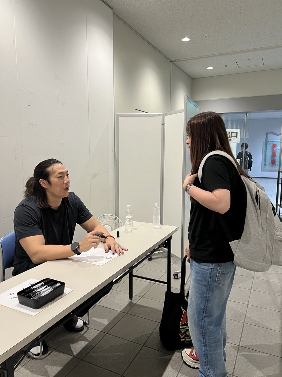 rizbon7110's tweet photo. KONOSUKE TAKESHITA選手のサイン会✨
K「そのTシャツあるんだー⁈」リ「はいデスペさん考案したTシャツです」なんてお話させていただきました😊✨
#G1CLIMAX36 
#KONOSUKE https://t.co/WzVFPT8xU7