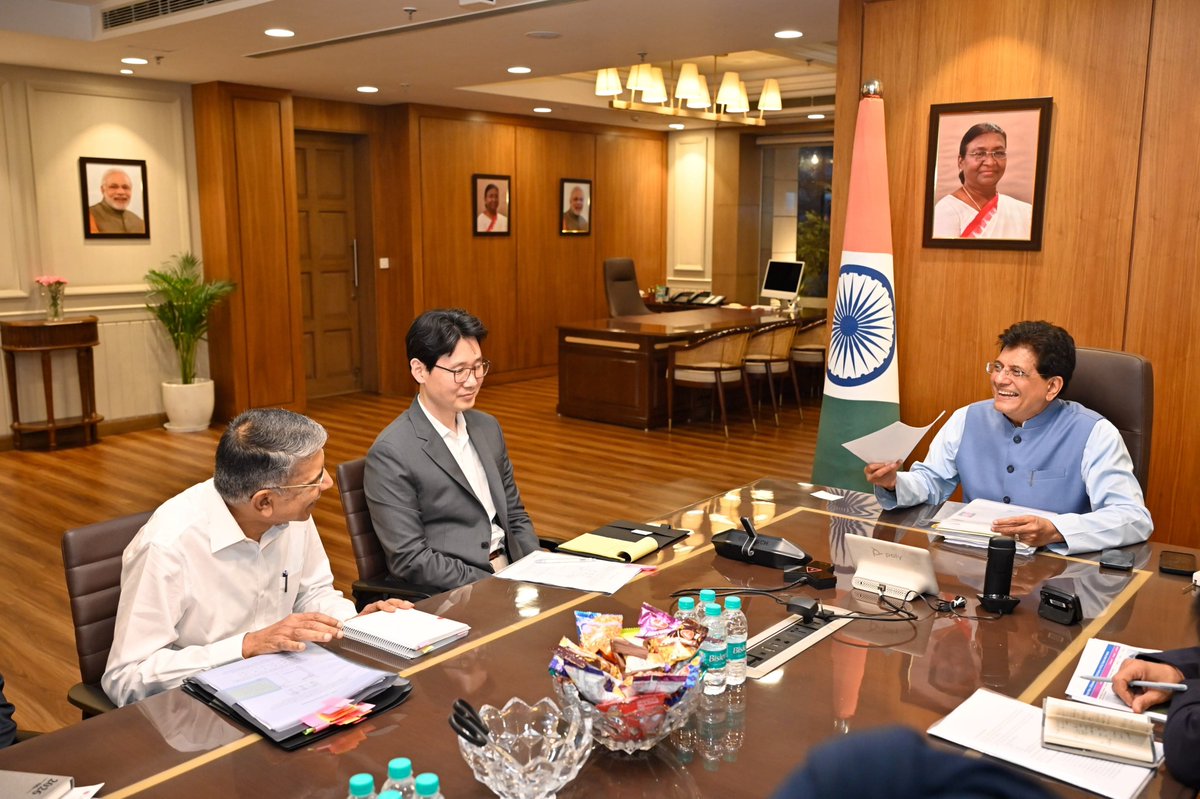 PiyushGoyalOffc's tweet photo. Minister @PiyushGoyal met with Mr. Young Min Hwang, Director of Home Appliance Solutions at @LGIndia, along with the company's senior leadership.

The discussion focused on LG's manufacturing expansion, R&D investments, localisation efforts, and export ambitions from India. The Minister noted the company's commitment to Make in India and its role in strengthening resilient global value chains.