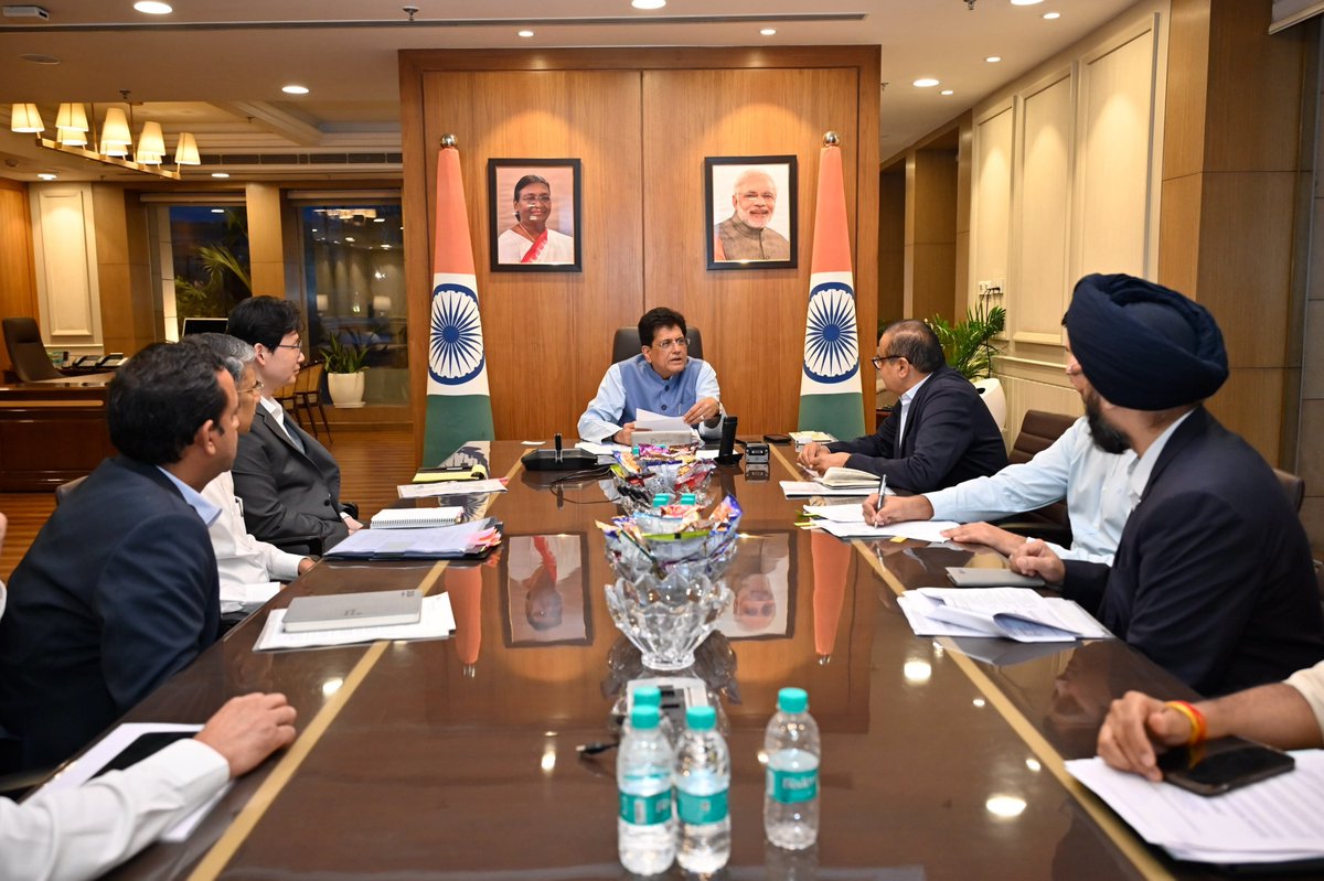 PiyushGoyalOffc's tweet photo. Minister @PiyushGoyal met with Mr. Young Min Hwang, Director of Home Appliance Solutions at @LGIndia, along with the company's senior leadership.

The discussion focused on LG's manufacturing expansion, R&D investments, localisation efforts, and export ambitions from India. The Minister noted the company's commitment to Make in India and its role in strengthening resilient global value chains.