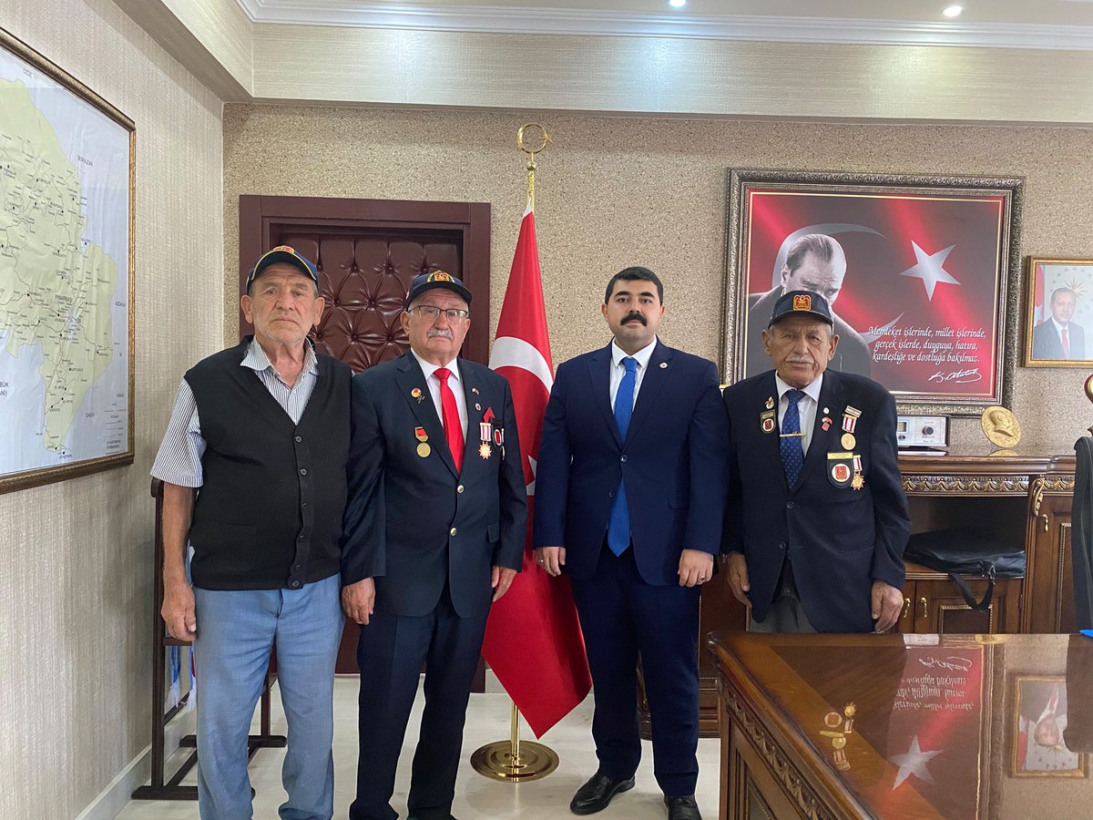 37pinarbasi37's tweet photo. 🇹🇷
Kıbrıs Gazilerimiz;

 Sayın Nuri SÜTCÜ,
 Sayın Yahya GÖĞEBAKAN 
 Sayın Emin FETTAH, 

Kaymakamımız Sayın Ahmet Dursun TULGA'yı makamında ziyaret ederek hayırlı olsun dileklerinde bulundular. https://t.co/VQDJbzJBwx