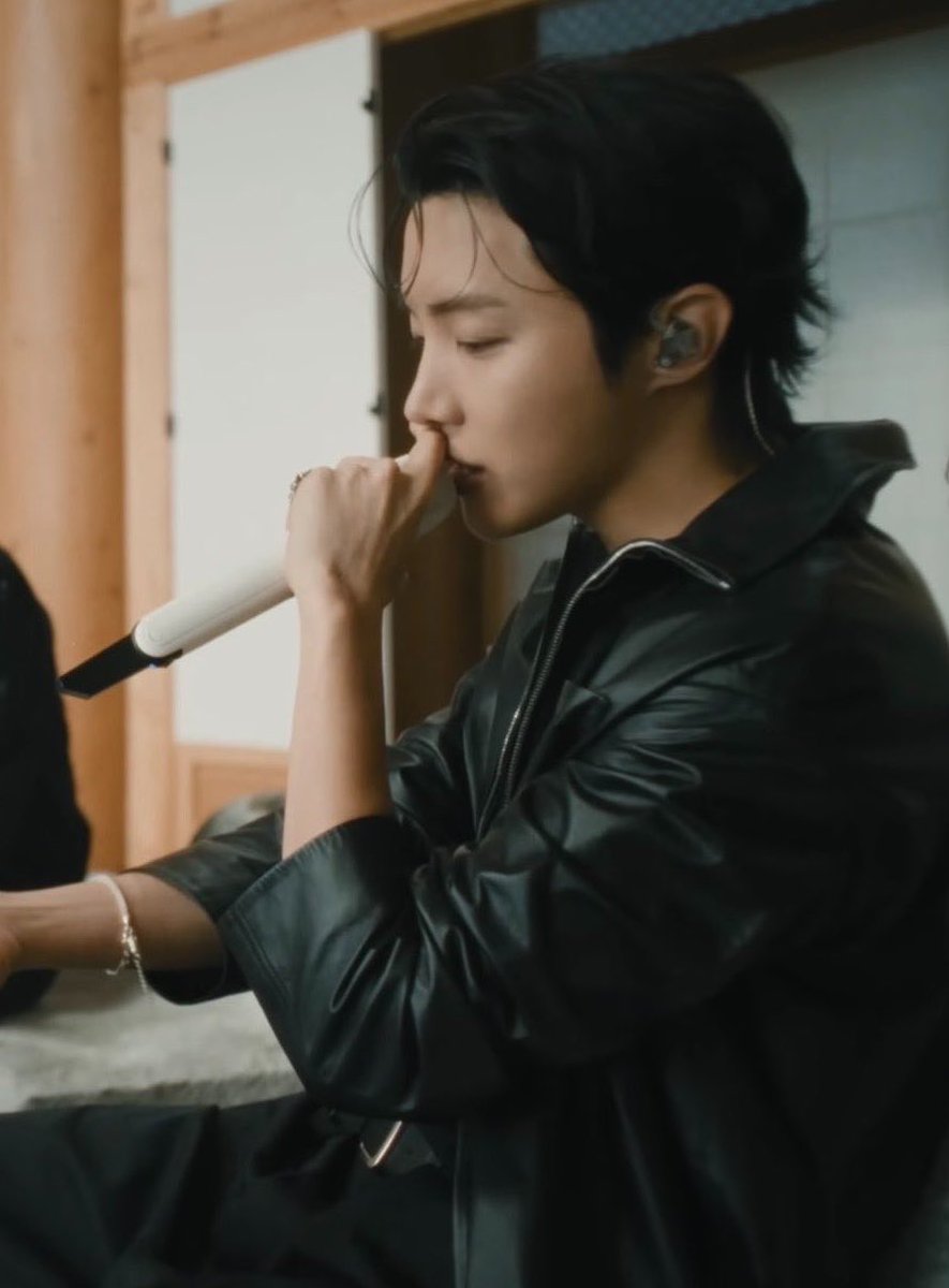 icedhoseok's tweet photo. his own lippie stain on his mic 💋 https://t.co/opfG97xjhy