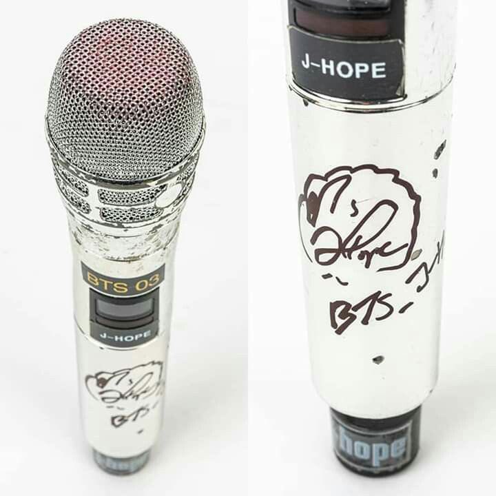 icedhoseok's tweet photo. his own lippie stain on his mic 💋 https://t.co/opfG97xjhy
