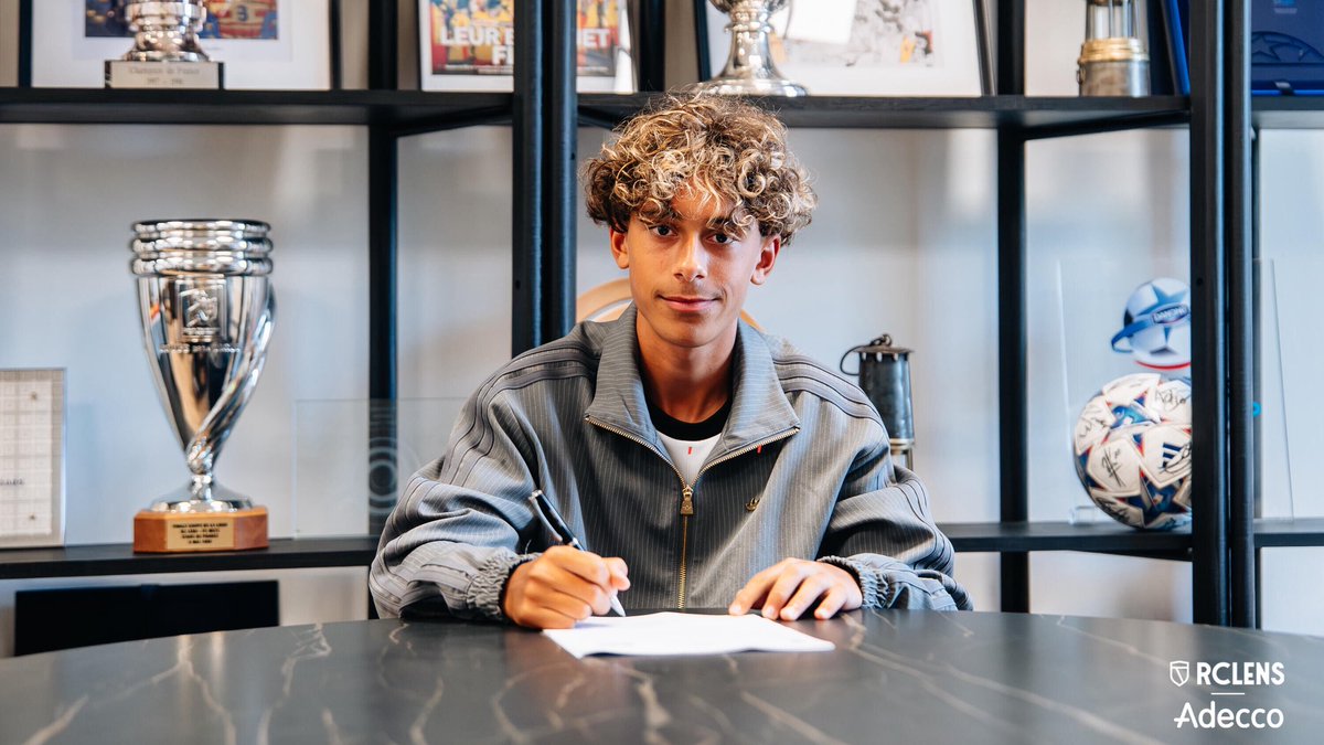 ActuFoot_'s tweet photo. 🚨 OFFICIEL ! MEZIAN MESLOUB 🇵🇹 (2009 💎) SIGNE SON PREMIER CONTRAT PRO AU RC LENS ! ❤️💛

Il avait marqué sur son premier ballon touché en Ligue 1 la saison dernière. https://t.co/JyLGRSSG6f