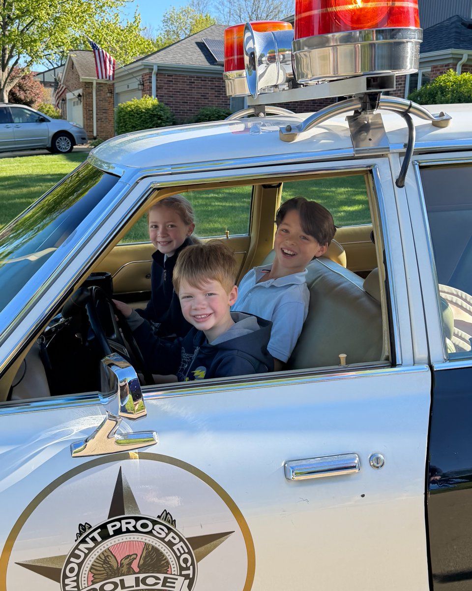 SJS_Bulldogs's tweet photo. 𝗧𝗮𝗹𝗸 𝗮𝗯𝗼𝘂𝘁 𝗮𝗿𝗿𝗶𝘃𝗶𝗻𝗴 𝗶𝗻 𝘀𝘁𝘆𝗹𝗲!

This past school year, the Caputo family was the lucky winner of our Ladies Night Out raffle experience, earning one very special VIP ride to school in a police car! What an unforgettable way to start the day. 💙🐾 https://t.co/4McYOHog4R