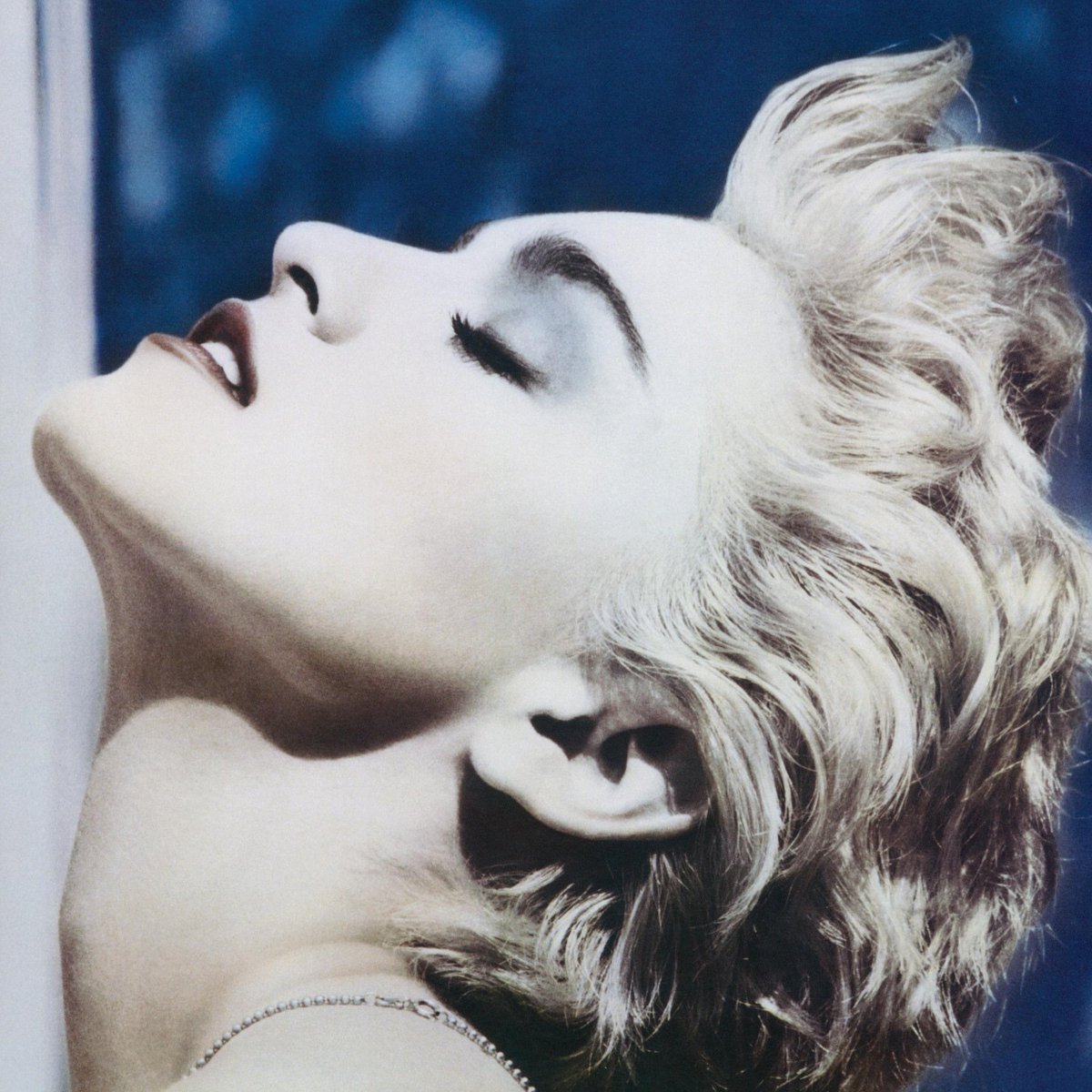 _moonlightboi_'s tweet photo. 💿 Факт дня от ДМК!

🫨Культовая обложка True Blue изначально была чёрно-белой. Знаменитый голубой оттенок появился уже после фотосессии — фотографию раскрасили вручную, чтобы придать Мадонне образ античной статуи.

💽Получась одна из самых узнаваемых обложек 80-х.

#Madonna https://t.co/MYsWc7N2kG