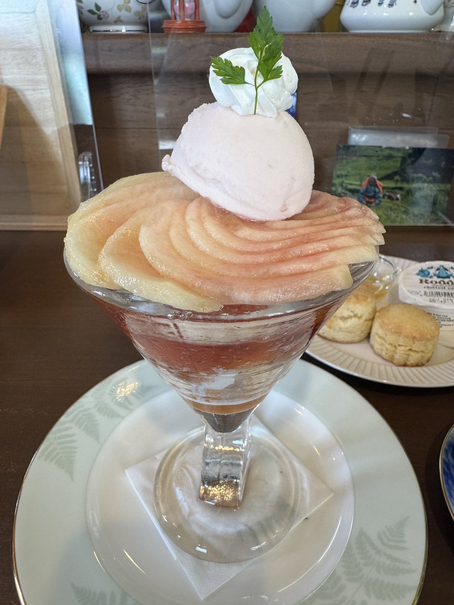 _moorika_'s tweet photo. TEA ROOM 茶円
ダージリン/ギダパハール夏摘MUSCATEL
スコーン　ロダス・蜂蜜
紅茶屋の桃パフェ

富山ついでに初訪開拓。有名な人気店らしい。

スコーンはプレーンのみ。ロダスは容器丸ごと贅沢に使えるのが嬉しく、蜂蜜と合わせて至福の美味しさ。桃は丸ごと一個程あり、プチ白桃紅茶にしたりも。 https://t.co/VcXit0ClRq