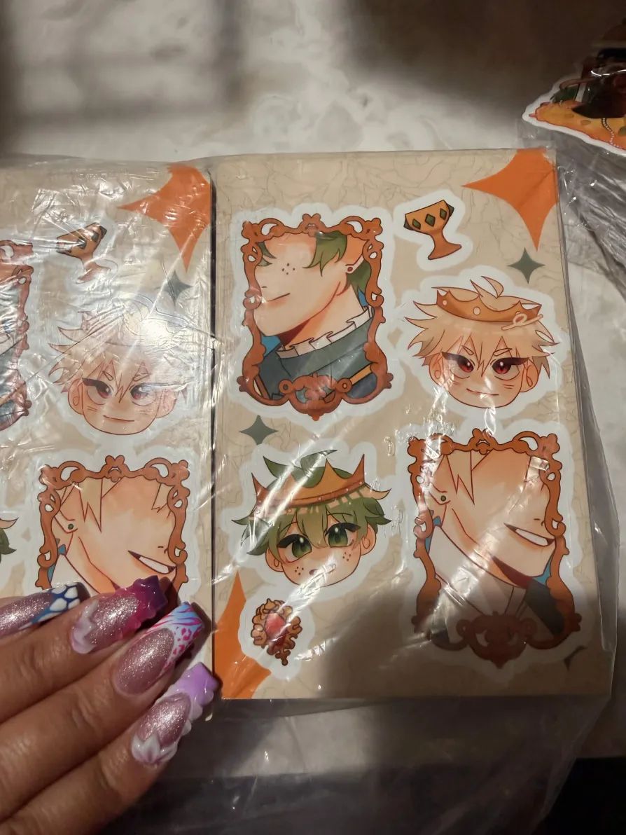 bkdkroyaltyzine's tweet photo. 👑 𝐏𝐑𝐎𝐃𝐔𝐂𝐓𝐈𝐎𝐍 𝐔𝐏𝐃𝐀𝐓𝐄 👑

Crown &amp; Court has received the merch items ordered from Vograce &amp; the wax stamp boxes!

Sticker by @bakaqeyama1
Sticker Sheet by @areecy_

For more pictures, please see the thread below!

🧵 1/3 ⤵️ https://t.co/kJUl4AeinN