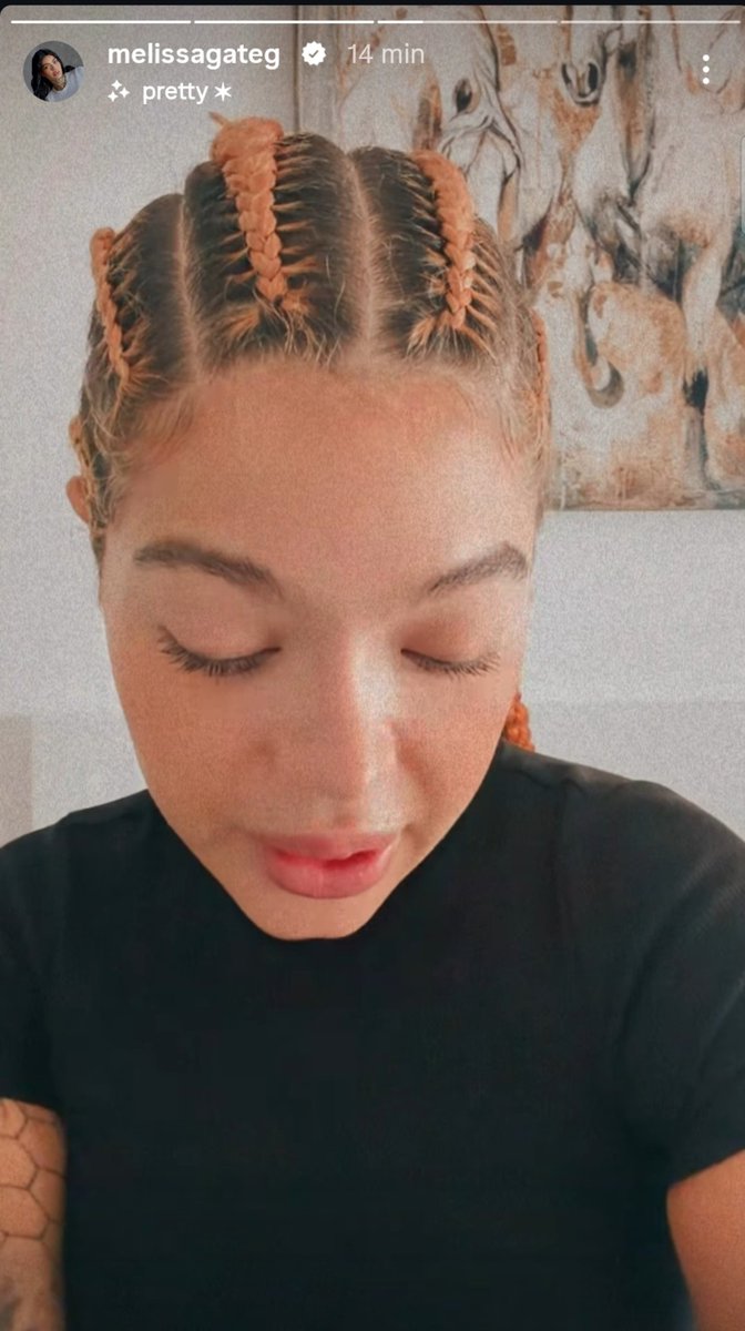 Lichusita's tweet photo. Nadie luce unas trenzas con tanto estilo como Meli. Ese look trenzado te quedó absolutamente divino @meligate_
Esas trenzas son un 10/10. 
#PandillaGateX https://t.co/B47QN5LMJb