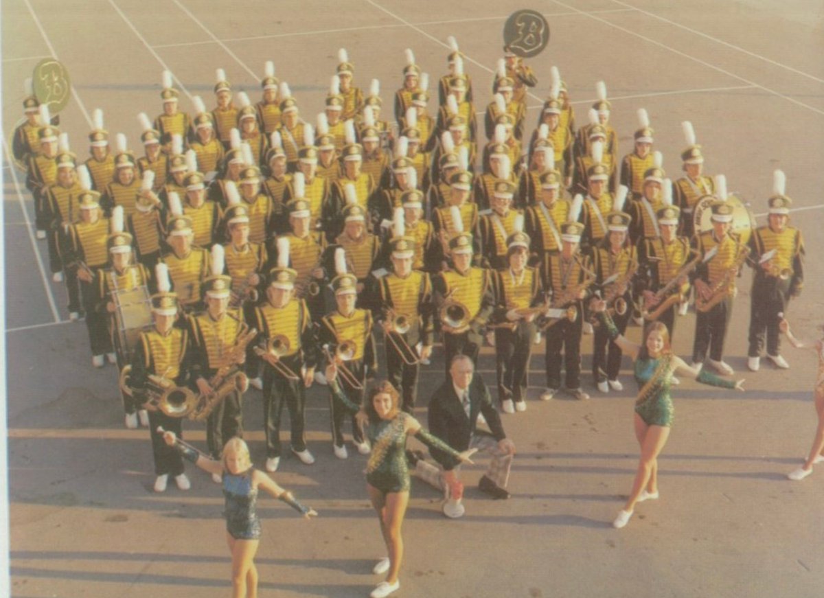 SuitUpVarsity's tweet photo. 🎺 🥁 STRIKE UP THE BAND 🚩 🎺  

The Omaha Bryan Marching Bears, 1976. https://t.co/1JFYr5o96U