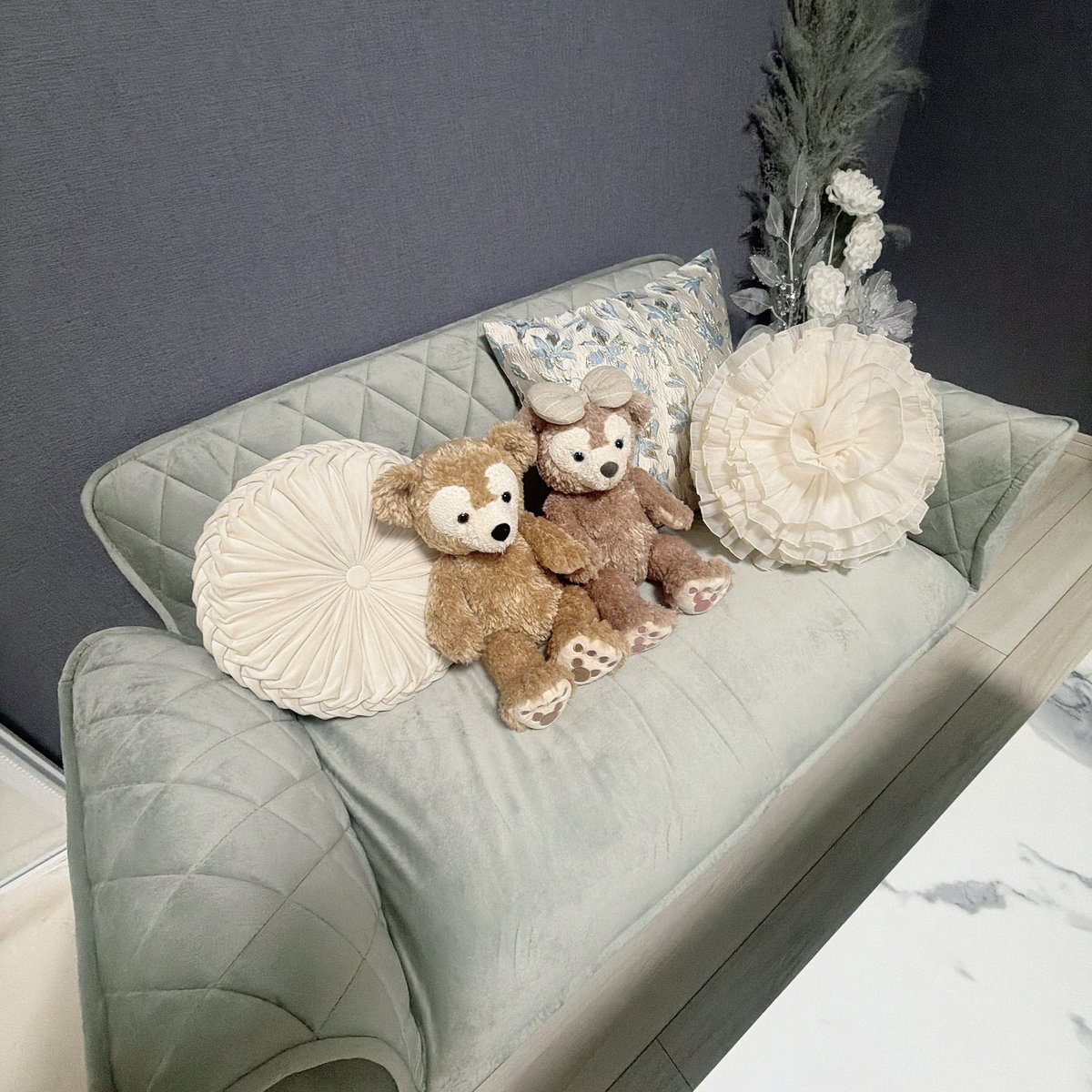 Kanonn_1's tweet photo. ソファコーナーがお気に入り過ぎる🥰
しごおわここでミセスなんか聞いちゃったりして毎日生きてます← https://t.co/vgKbUnSRqT